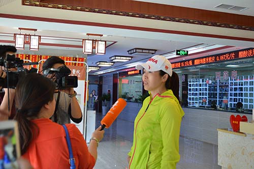 接受记者采访.jpg